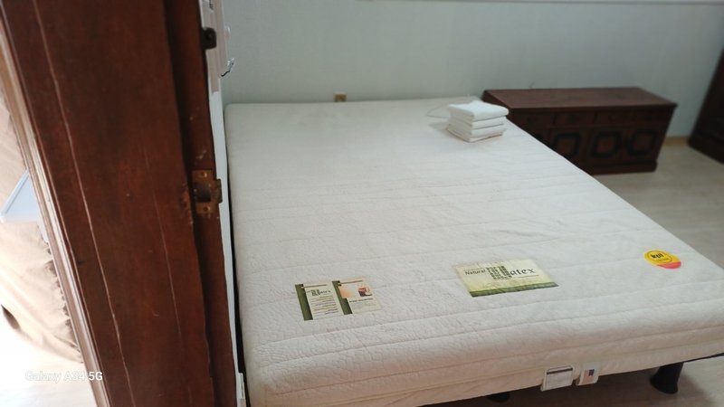 침대와 매트리스, 서랍장이 그대로 놓여있는 침실