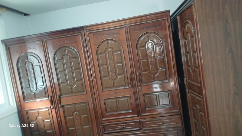 장롱과 수납장이 놓여있는 모습