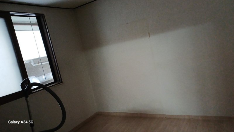 주요 폐기물 수거 후 마무리 청소 작업이 진행 중인 모습