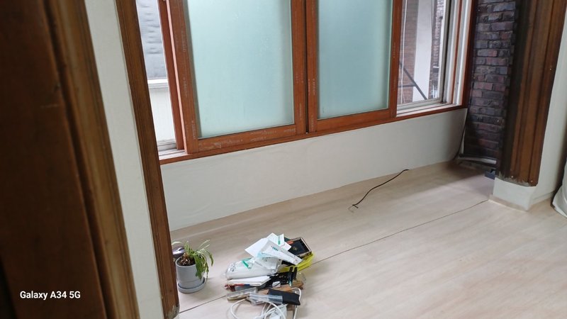 생활폐기물이 정리되어 깨끗해진 창가