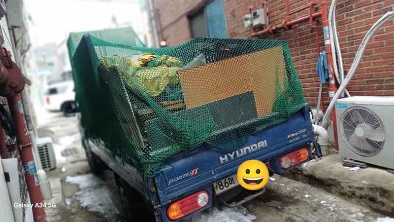 수거된 다양한 폐기물들이 트럭에 안전하게 적재된 모습