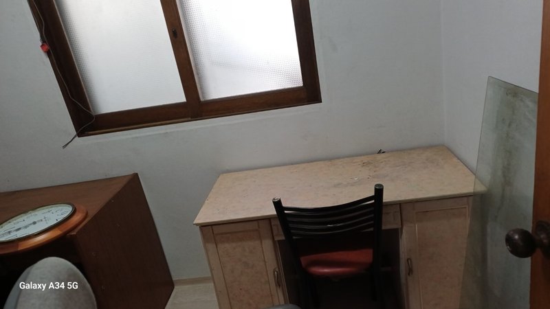 정리되지 않은 책상, 의자, 유리판 등이 놓여있는 방