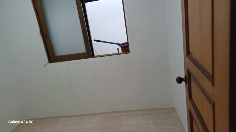 모든 폐기물이 치워지고 매우 깨끗하게 정리된 방