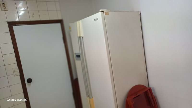 냉장고와 생활폐기물이 함께 있는 주방 모습