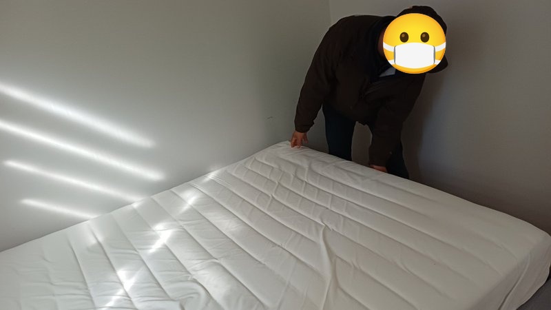 매트리스 들어올리는 모습