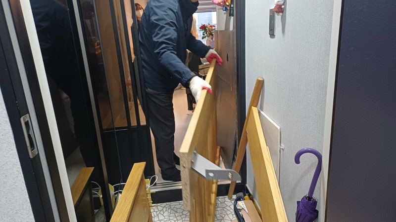 가구 해체 진행 중