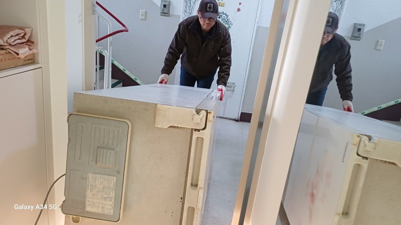 대형 폐가전을 안전하게 옮기는 모습입니다.<br>