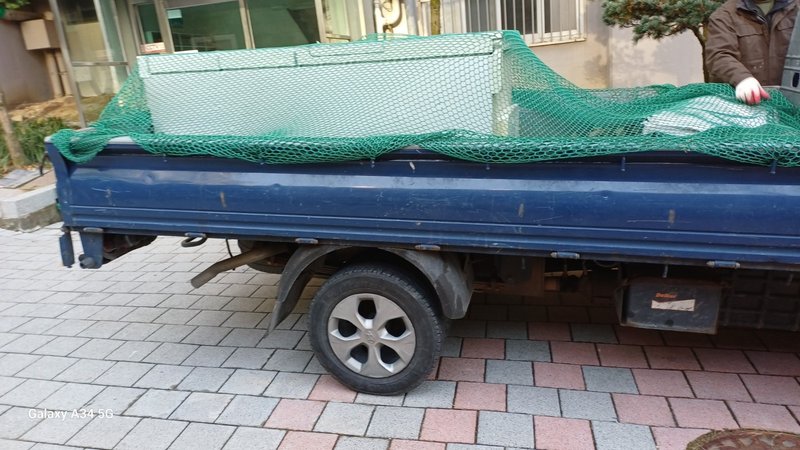 폐기물을 효율적으로 분류하며 작업하는 몽땅정리 전문가들입니다.<br>