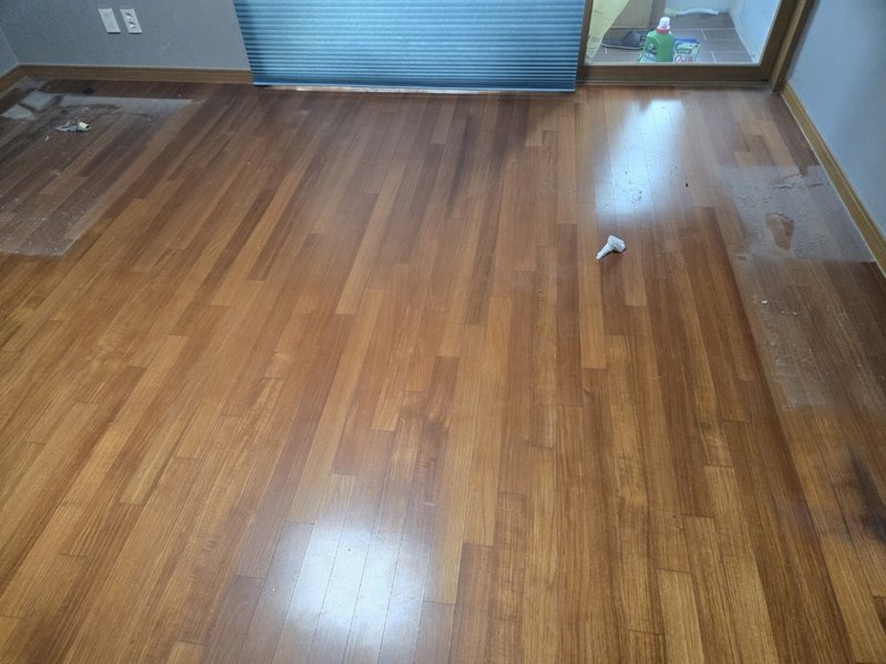 폐기물 수거 후 깔끔하게 비워진 방 내부