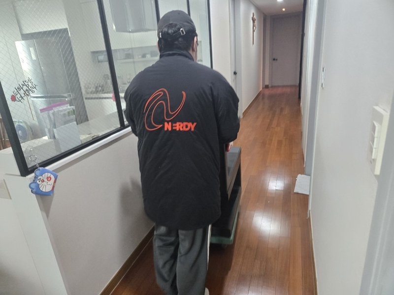 분해된 침대 부품들을 안전하게 운반 준비 중