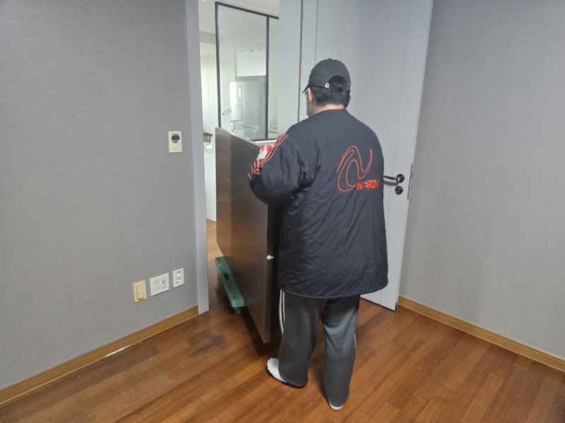 다양한 가정폐기물들을 차량으로 옮기는 모습