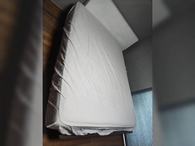 수거를 기다리는 폐가구와 가정 폐기물들