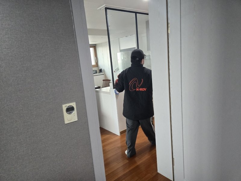 침대 프레임을 분해하는 숙련된 몽땅정리 팀원