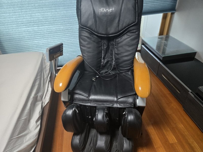 오래된 침대와 자잘한 폐기물이 놓여있는 작업 전 현장