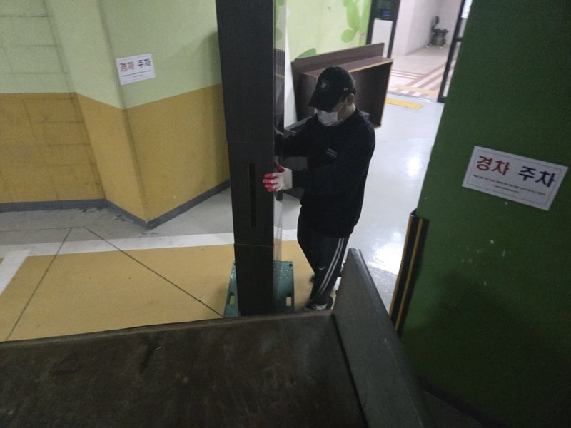 폐기물들을 차량에 상차하는 과정