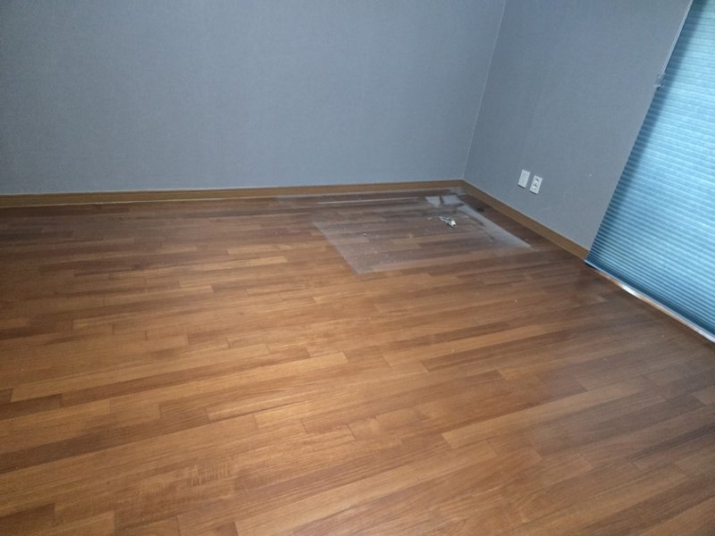 폐기물들을 가득 싣고 떠날 준비를 하는 트럭