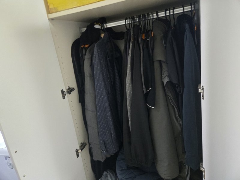 침실의 어수선한 모습