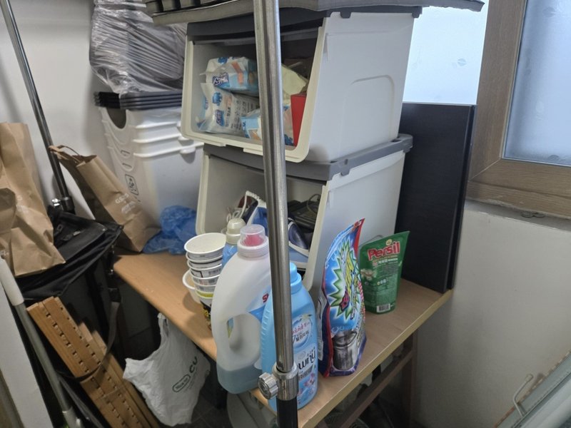 생활 폐기물이 가득한 공간