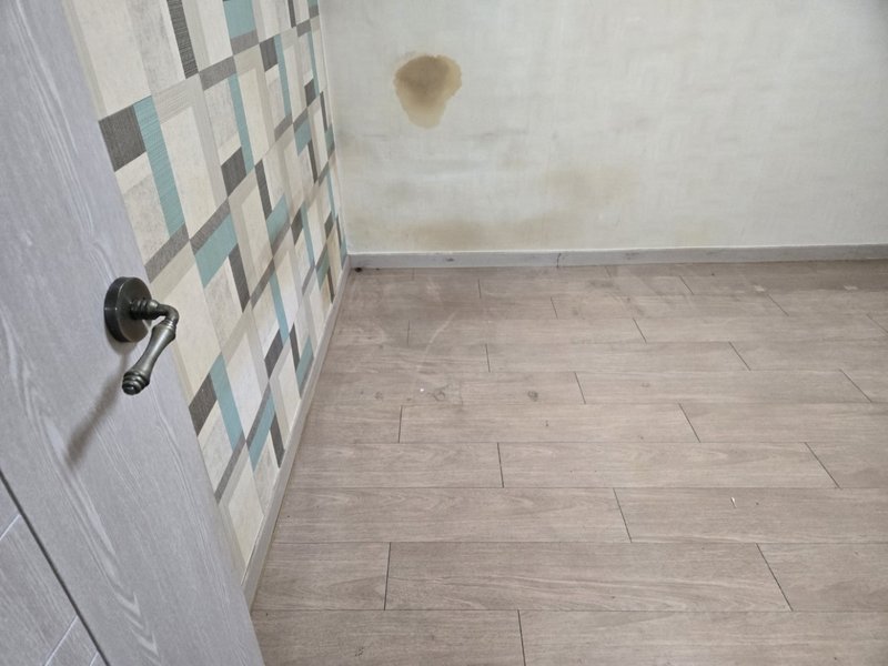 거실 바닥 정리 중