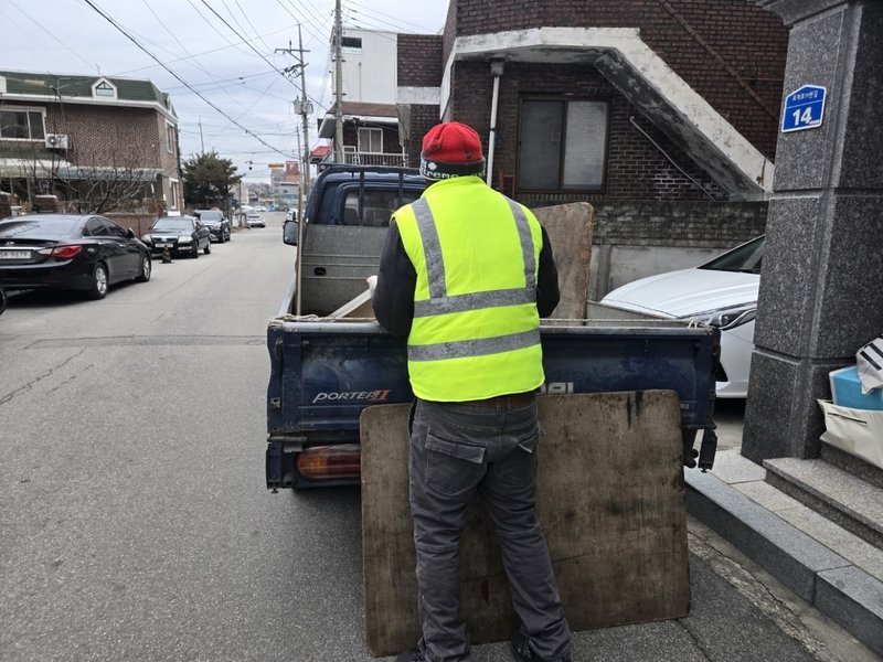 베란다 공간 정리 중