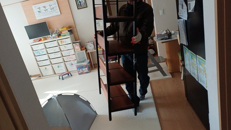 분해된 가구 외부 운반