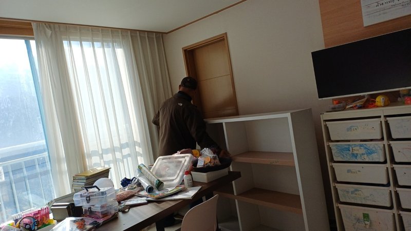 분리된 책장 부품들