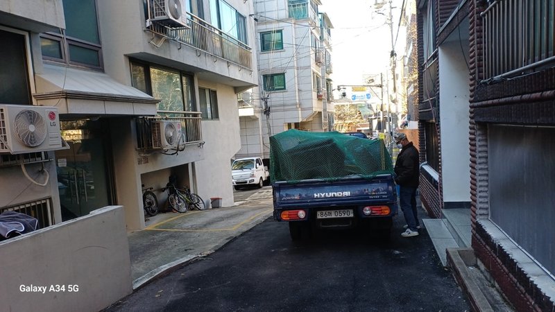 그물로 덮여 운반 준비를 마친 트럭