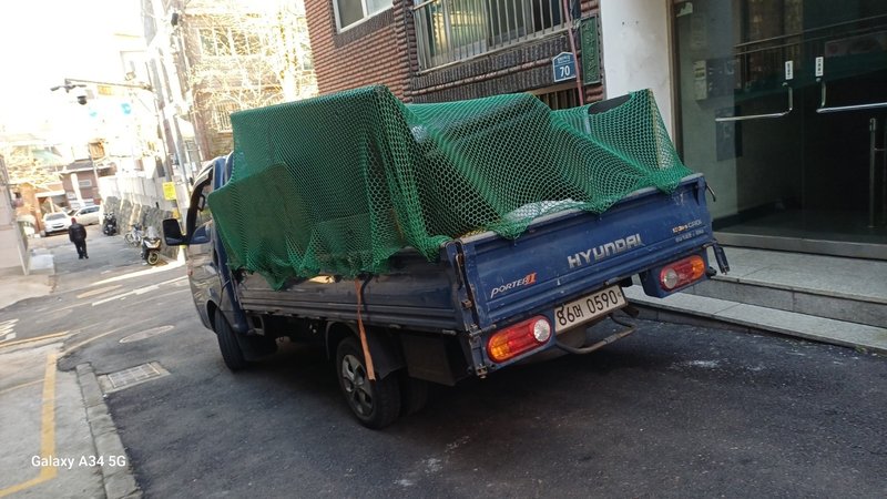 운반 중인 현대 포터 트럭