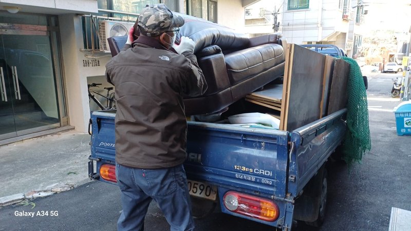 소파 적재를 계속 진행 중인 모습
