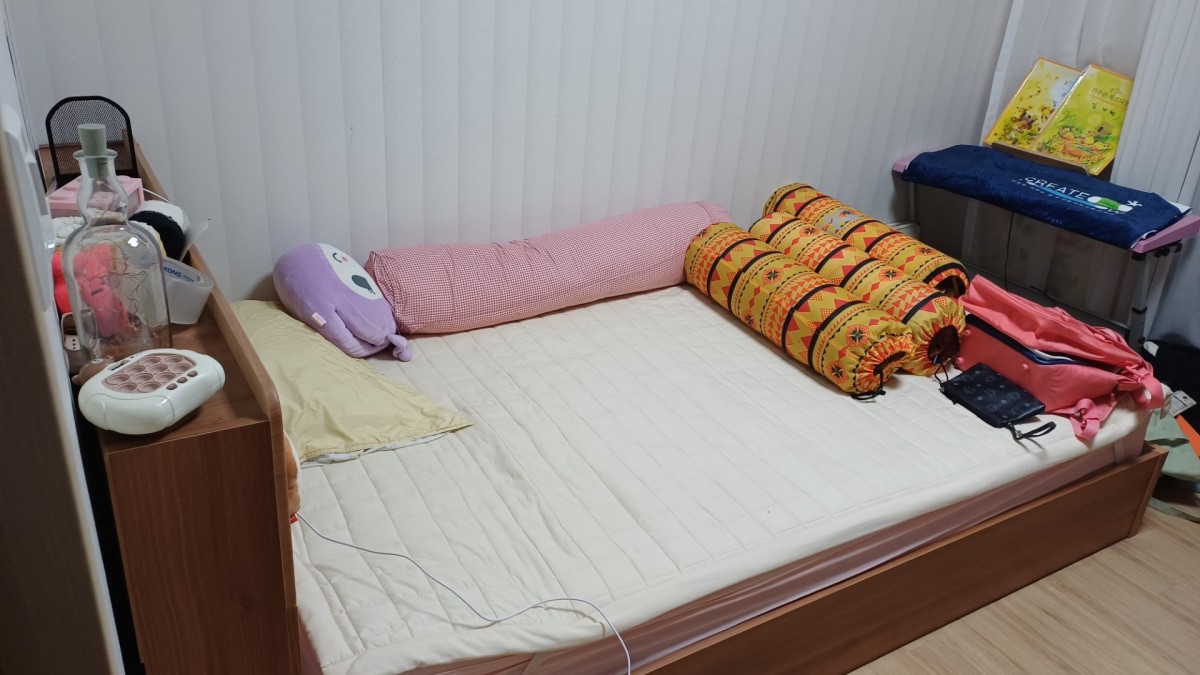 대형 침대 해체 작업 전