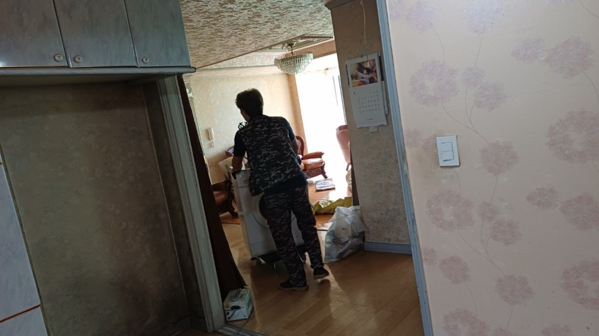 송파구 빈집정리 거실 가구 반출 작업 현장